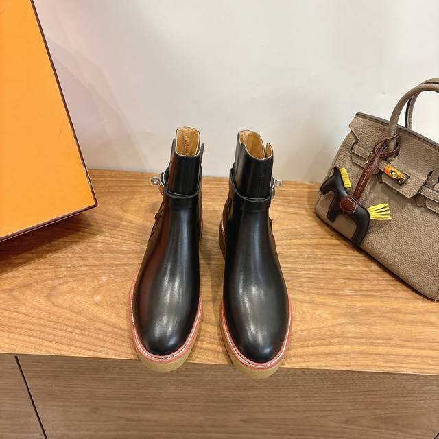 Herme S 经典Kelly短靴Ss25新色 经典Kelly半，原版小牛皮材料，不同颜色搭配，真的是好看极了，养马富婆必备品！ 内里小羊皮，鞋底意大利进口材料