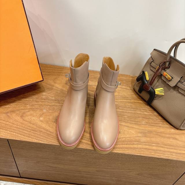 Herme S 经典Kelly短靴Ss25新色 经典Kelly半，原版小牛皮材料，不同颜色搭配，真的是好看极了，养马富婆必备品！ 内里小羊皮，鞋底意大利进口材料