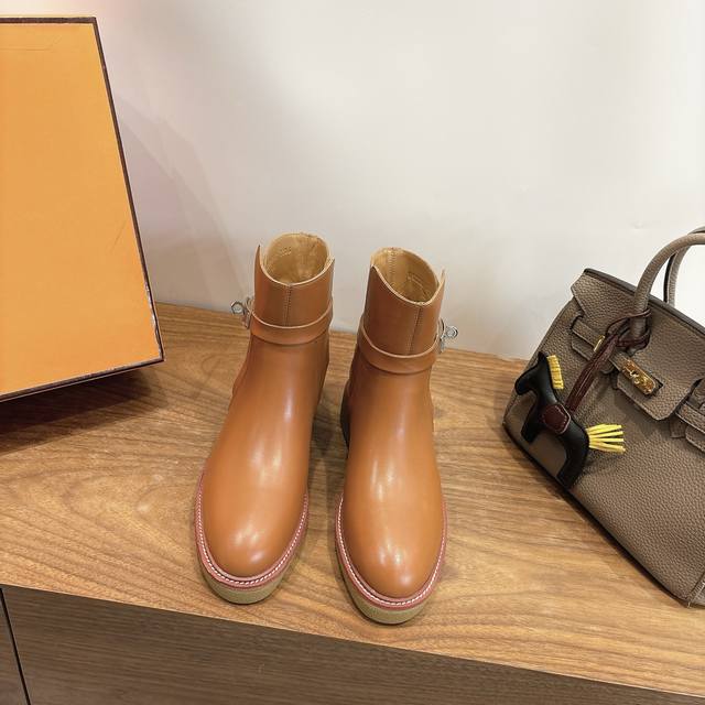 Herme S 经典Kelly短靴Ss25新色 经典Kelly半，原版小牛皮材料，不同颜色搭配，真的是好看极了，养马富婆必备品！ 内里小羊皮，鞋底意大利进口材料