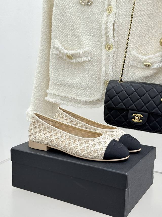 厂价 Chane*｜小香26C新品编织双C平底 芭蕾舞鞋 当高定针织工艺邂逅芭蕾鞋的经典廓形 这双芭蕾舞鞋 为法式优雅注入轻盈诗意。 精选细腻针织面料 以精密镂