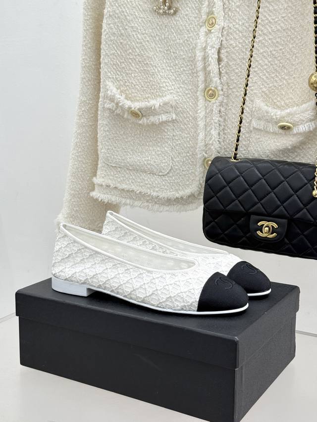 厂价 Chane*｜小香26C新品编织双C平底 芭蕾舞鞋 当高定针织工艺邂逅芭蕾鞋的经典廓形 这双芭蕾舞鞋 为法式优雅注入轻盈诗意。 精选细腻针织面料 以精密镂