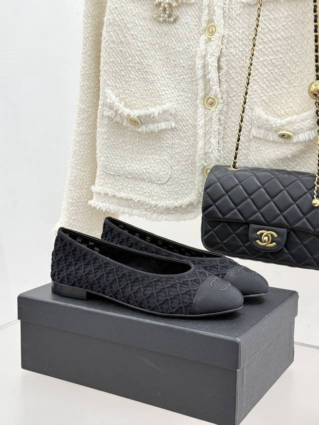 厂价 Chane*｜小香26C新品编织双C平底 芭蕾舞鞋 当高定针织工艺邂逅芭蕾鞋的经典廓形 这双芭蕾舞鞋 为法式优雅注入轻盈诗意。 精选细腻针织面料 以精密镂