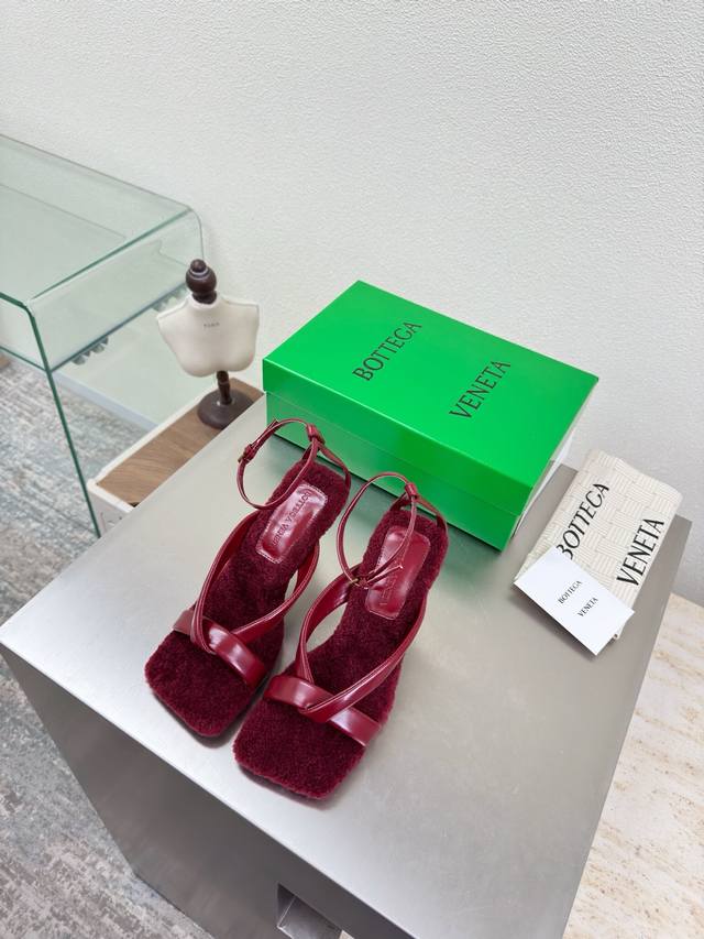 工厂p价p 顶级高端版本 代购品质 原版开发Bottegaveneta 葆蝶家 2025Ss新款冬季高跟编织系带羊毛垫脚凉鞋。Bv新款女士Strap 羊毛垫脚凉