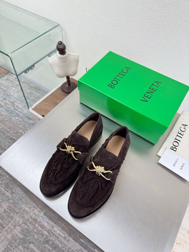 工厂p价p 顶级高端版本 代购品质 原版开发 Bottega Veneta2025Ss新品爆款夏季Astaire 金属扣女士乐福鞋。Bv新款金属扣质感纽结抢手大