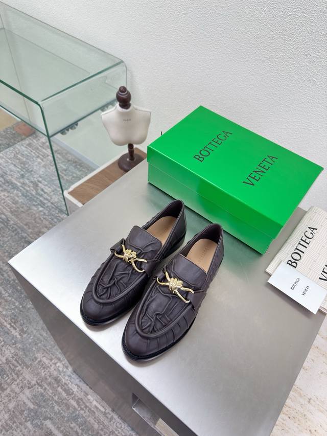 工厂p价p 顶级高端版本 代购品质 原版开发 Bottega Veneta2025Ss新品爆款夏季Astaire 金属扣女士乐福鞋。Bv新款金属扣质感纽结抢手大