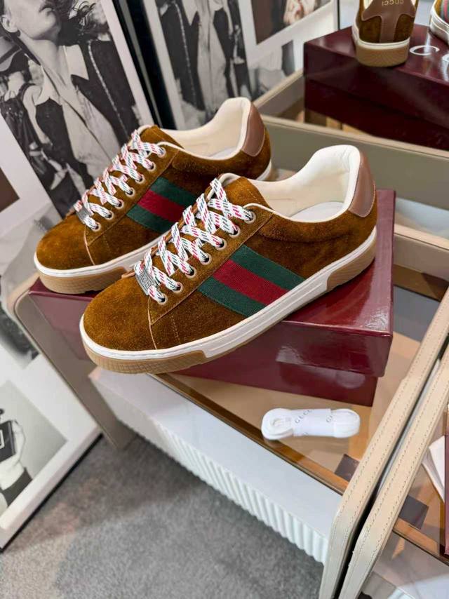 简约不简单，时尚新典范。这双 Gucci 鞋履，以纯净白色为主调，尽显优雅气质。标志性的红绿织带点缀，无需过多言语，瞬间彰显品牌魅力与潮流态度。鞋面材质细腻，触