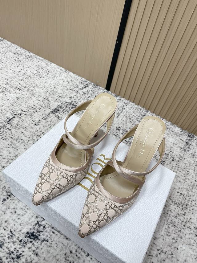 代购级： Dior Cd迪奥25Ss春夏Capture璀璨星河系列新品 尖头烫钻交叉带凉拖鞋 网纱鞋面 搭配经典藤格纹水钻 Blingbling地闪耀，太美啦，
