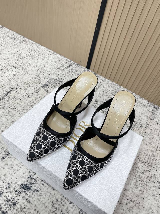 代购级： Dior Cd迪奥25Ss春夏Capture璀璨星河系列新品 尖头烫钻交叉带凉拖鞋 网纱鞋面 搭配经典藤格纹水钻 Blingbling地闪耀，太美啦，
