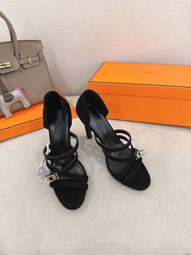 2025款出厂价p Herme*早春专柜新款高跟凉鞋系列 鞋面：Epson皮 麂皮 内里：进口混种羊皮 跟高: 10.5Cm 大底：原版意大利真皮大底 鞋码35