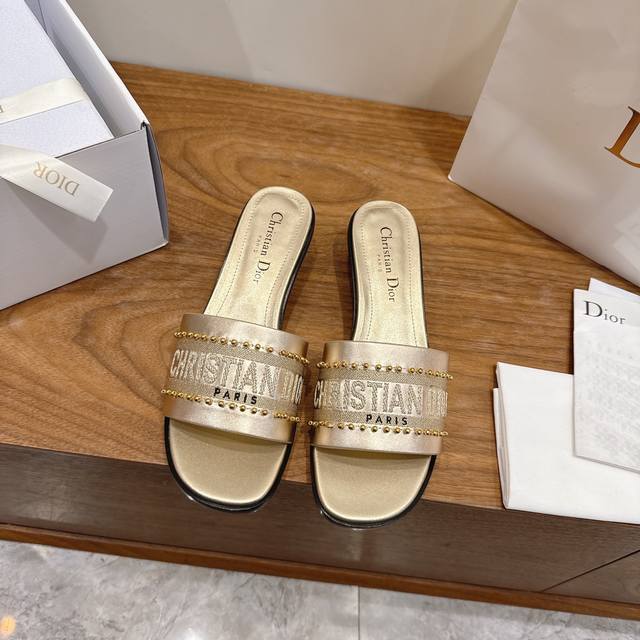 工厂p价p高跟 迪奥 Dior 2026春夏新款缝珠子皮面女鞋 Cd字母Logo立体刺绣 圆方头粗跟果冻色露趾拖鞋 市面顶级版本 材质:鞋面原版面料+水染羊皮内