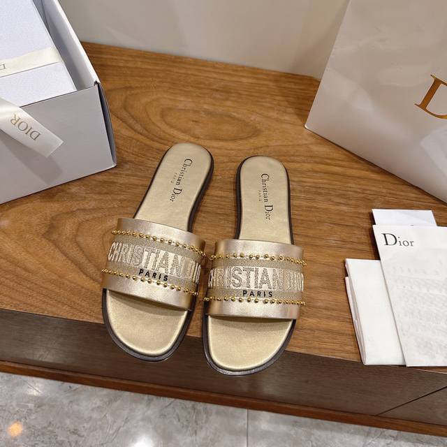 工厂p价p平底 迪奥 Dior 2026春夏新款缝珠子皮面Logo立体绣果冻色露趾拖鞋 市面顶级版本 材质:鞋面原版一致高温水溶棉质电绣科技真丝面料+水染羊皮内