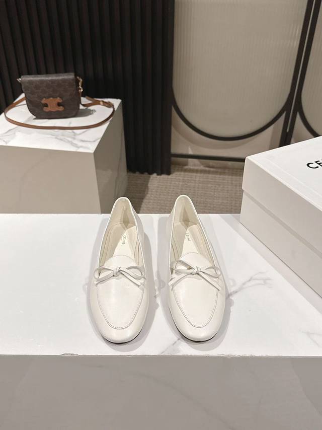 出厂价pp： Celine思琳2026春夏最新款乐福鞋 超多明星网红种草 今年超火的乐福鞋 简简单单的老钱风穿搭 妥妥大厂出品 品质品控不用担心 复古摩登设计，