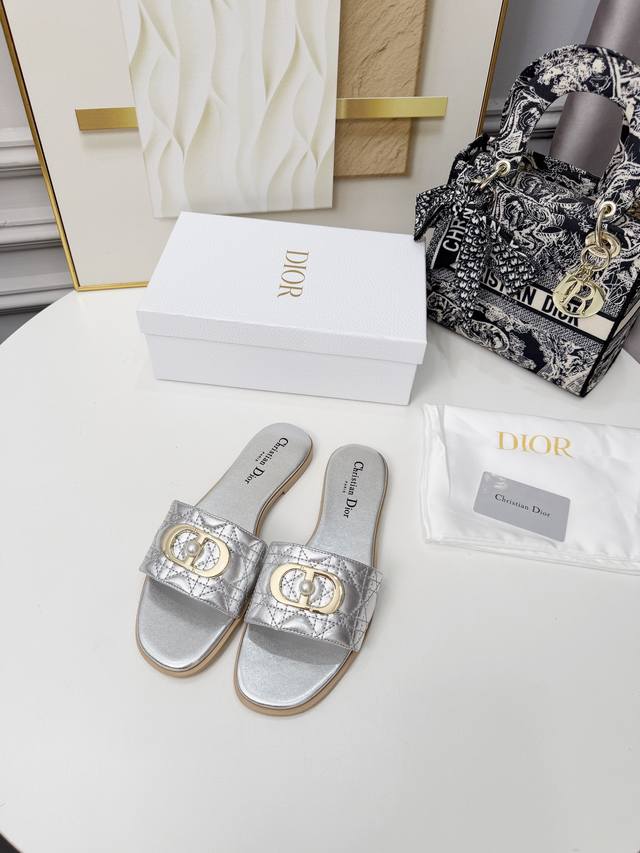 出厂价pp：橡胶底 真皮大底 迪奥2026早春拖鞋：电绣工艺+珍珠五金饰扣。35-43 35不退换货