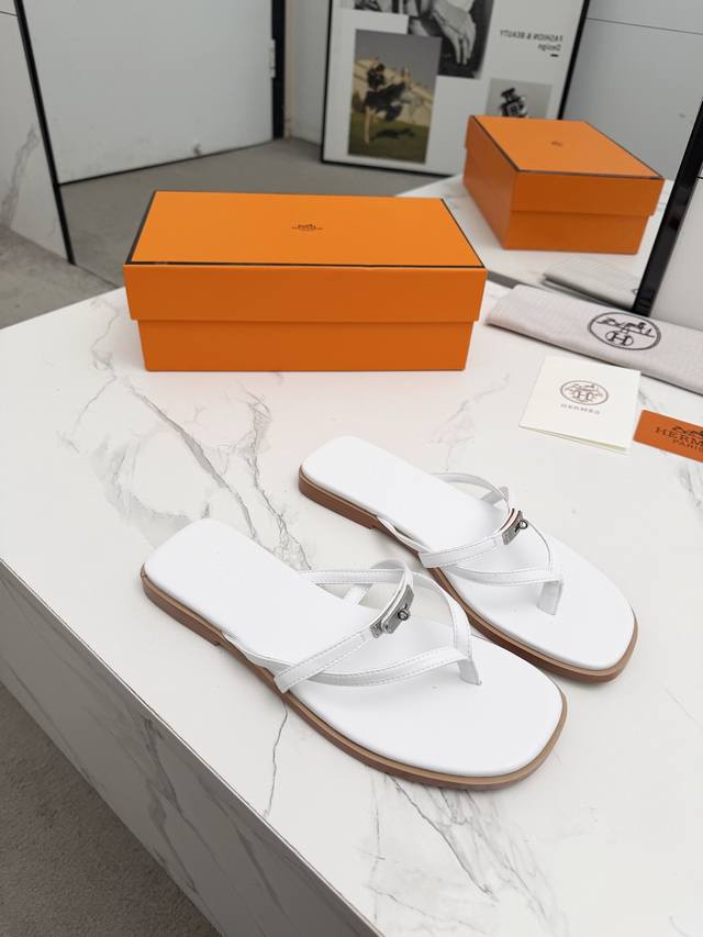 出厂 Herms 爱马仕 顶级版本 原版1：1开发今年H家短靴出得少 但是每出一款都是经典 这款也不例外 搭配修长的楦形 给人很不一样的感觉！走路也非常的稳，一