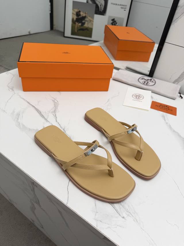 出厂 Herms 爱马仕 顶级版本 原版1：1开发今年H家短靴出得少 但是每出一款都是经典 这款也不例外 搭配修长的楦形 给人很不一样的感觉！走路也非常的稳，一