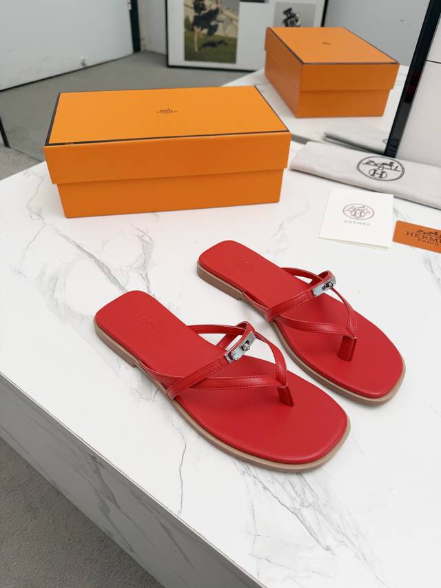 出厂 Herms 爱马仕 顶级版本 原版1：1开发今年H家短靴出得少 但是每出一款都是经典 这款也不例外 搭配修长的楦形 给人很不一样的感觉！走路也非常的稳，一