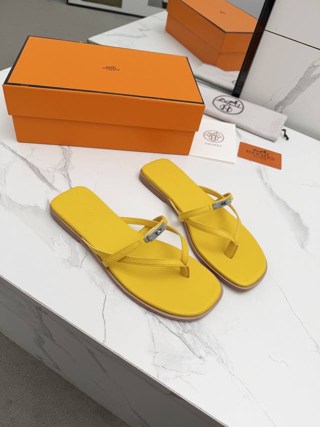 出厂 Herms 爱马仕 顶级版本 原版1：1开发今年H家短靴出得少 但是每出一款都是经典 这款也不例外 搭配修长的楦形 给人很不一样的感觉！走路也非常的稳，一