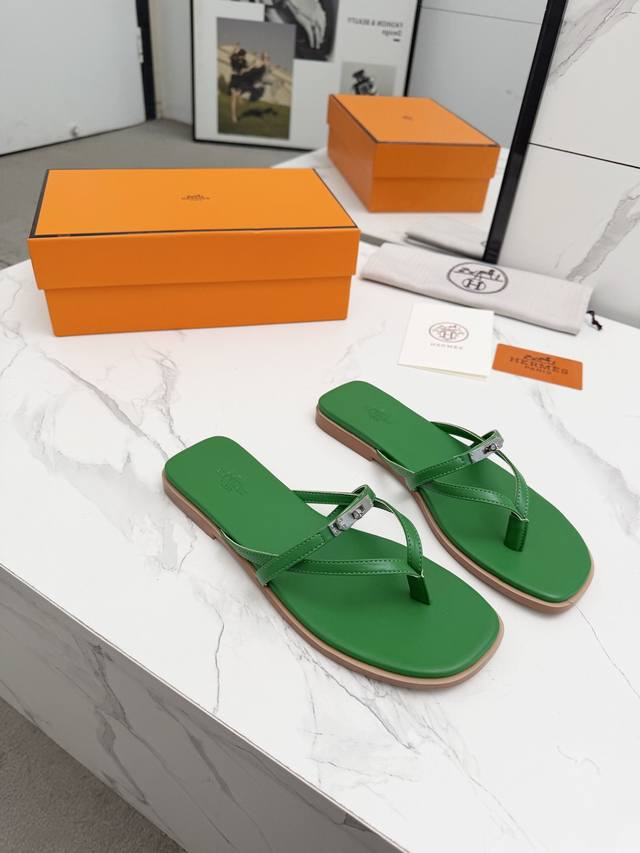 出厂 Herms 爱马仕 顶级版本 原版1：1开发今年H家短靴出得少 但是每出一款都是经典 这款也不例外 搭配修长的楦形 给人很不一样的感觉！走路也非常的稳，一