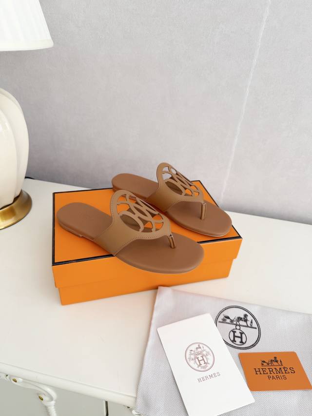 出厂 Herms 爱马仕 顶级版本 原版1：1开发今年H家短靴出得少 但是每出一款都是经典 这款也不例外 搭配修长的楦形 给人很不一样的感觉！走路也非常的稳，一