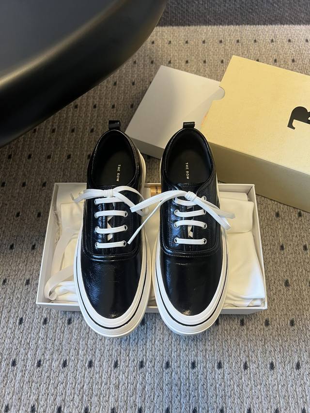 莞产顶级版本 The Ro*26Ss厚底低帮系带板鞋休闲鞋 融合经典板鞋与穆勒拖的设计，黑色款为系带低帮板鞋，红色款为无后跟穆勒板鞋；整体走极简轻奢风，线条利落