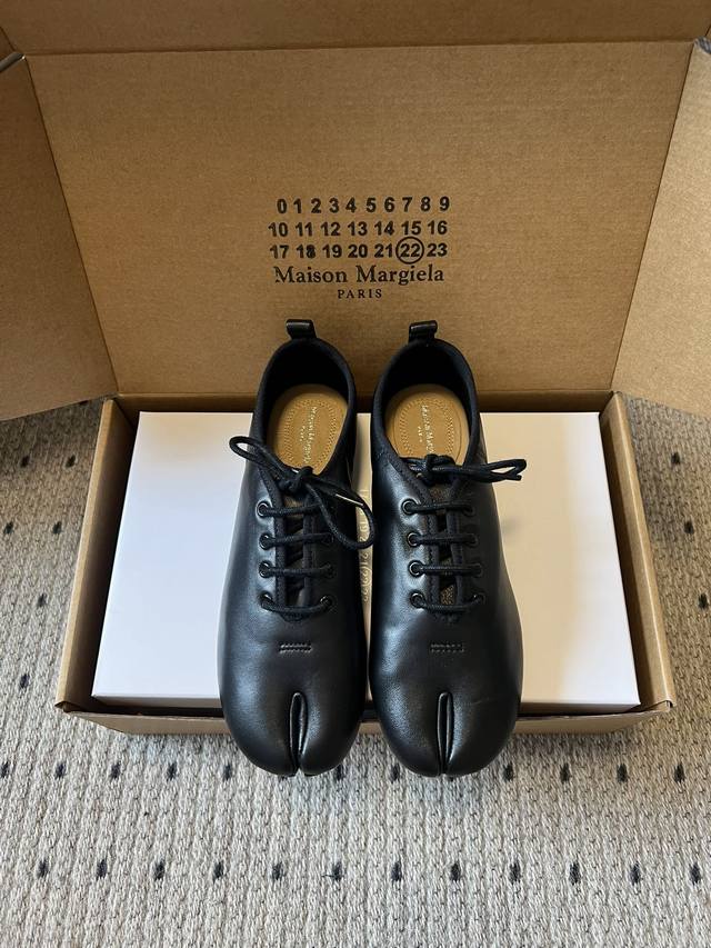 Maison Margiel*低帮平底系带休闲鞋分趾鞋 源自日本足袋的Tabi分趾鞋头是核心识别点，将脚趾一分为二，是品牌最具代表性的设计语言之一。材质光滑皮革