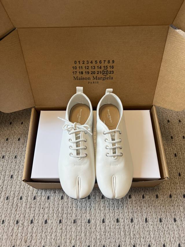 Maison Margiel*低帮平底系带休闲鞋分趾鞋 源自日本足袋的Tabi分趾鞋头是核心识别点，将脚趾一分为二，是品牌最具代表性的设计语言之一。材质光滑皮革
