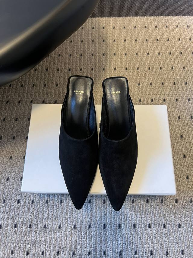 Carve*26Ss尖头穆勒高跟鞋半拖高跟 采用极致尖形鞋头+穆勒无后跟设计，鞋身线条利落流畅，猫跟的高度比例经过优化，兼顾优雅感与穿着稳定性。鞋面以细腻的绒面
