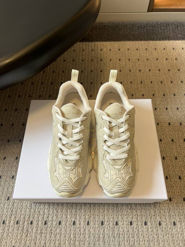 Dio* 26Ss 经典休闲鞋厚底老爹鞋新配色 采用品牌经典的老花元素，鞋面设计富有层次感，配色柔和百搭，彰显奢华质感与复古风格，同时厚底设计能在视觉上拉长腿部