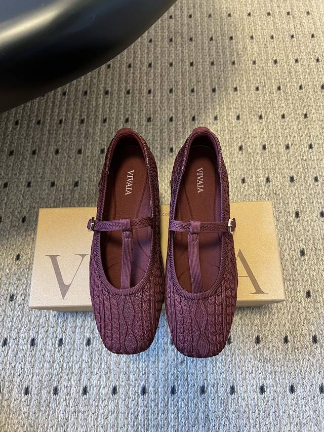 Vivai*25Ss 针织风平底鞋玛丽珍鞋单鞋 采用方头鞋型，加宽的鞋头空间让脚趾自然舒展；配备高密度泡沫鞋垫，带足弓支撑功能，可缓解长时间行走的足部疲劳。脚背