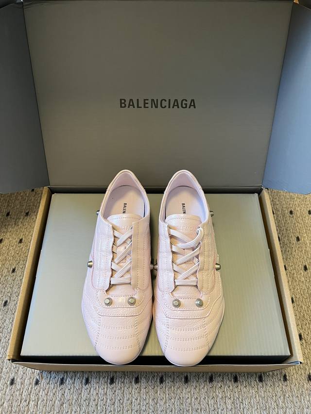 Balenciag* 25Ss 运动风复古德训鞋休闲鞋 以复古足球鞋为原型，融合巴黎世家标志性的“时装运动风”，尖头+低帮轮廓自带复古腔调，同时通过亮色 特殊材