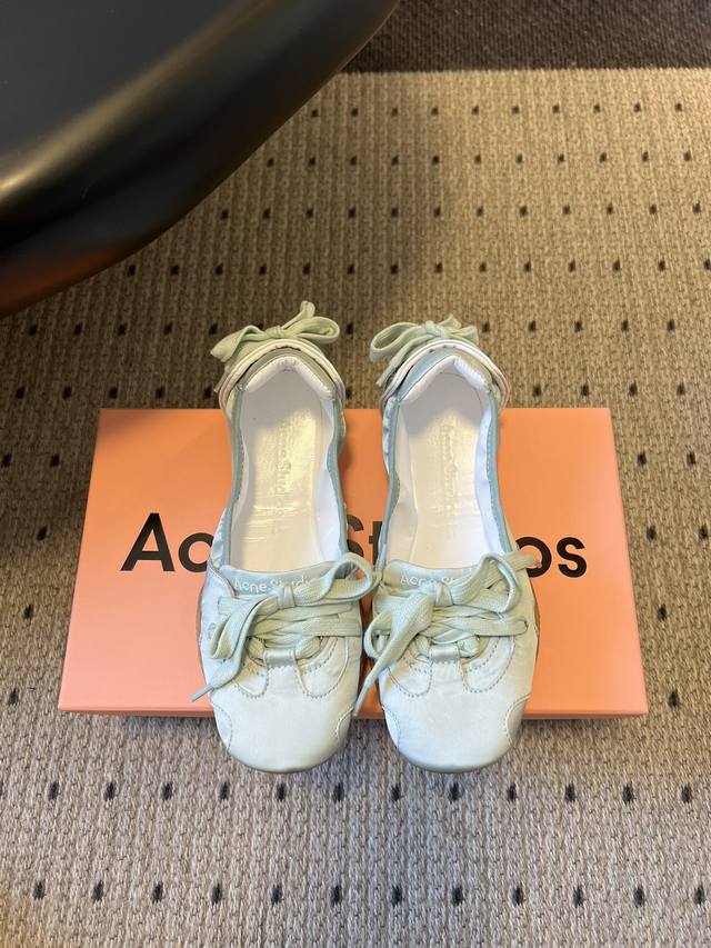 Acne Studio*25S 芭蕾风蝴蝶结绑带浅口单鞋 重塑经典芭蕾舞鞋轮廓，将芭蕾的浪漫优雅与街头休闲感结合，部分款式还融入复古做旧、Y2K科技感等潮流元素