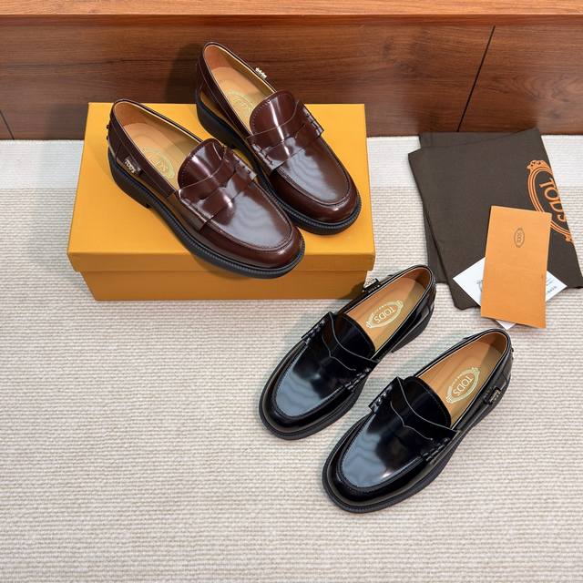 莞产 支持分销 Tods今年新出的这双真的很经典，款式大方硬朗，鞋面金环摩登时髦 根本不用二选一，两个色都好搭，可以一起收入囊中 乐福鞋在2Cm ~ 5Cm之间