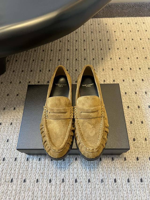 Saintlauren*25Ss秋冬复古质感鳗鱼纹褶皱乐福鞋单鞋休闲鞋 标志性褶皱鞋头+手工莫卡辛缝线，自带复古松弛感；鞋身是乐福鞋经典一脚蹬设计，搭配金属Ys