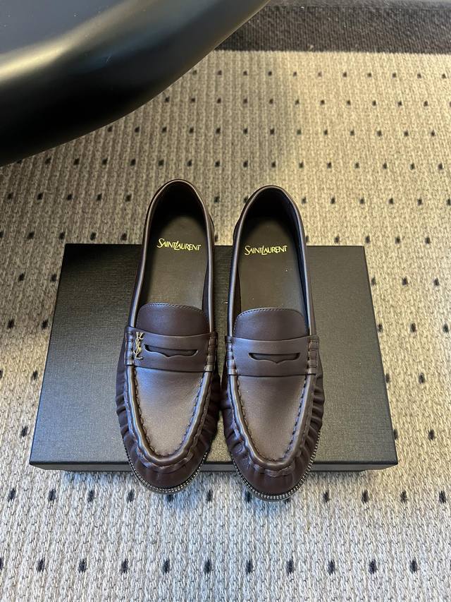Saintlauren*25Ss秋冬复古质感乐福鞋休闲鞋 鞋型为低帮平底设计，线条流畅且贴合脚型，兼具通勤与休闲属性。使用漆皮、鳄鱼纹压花皮、反绒麂皮、豹纹马毛