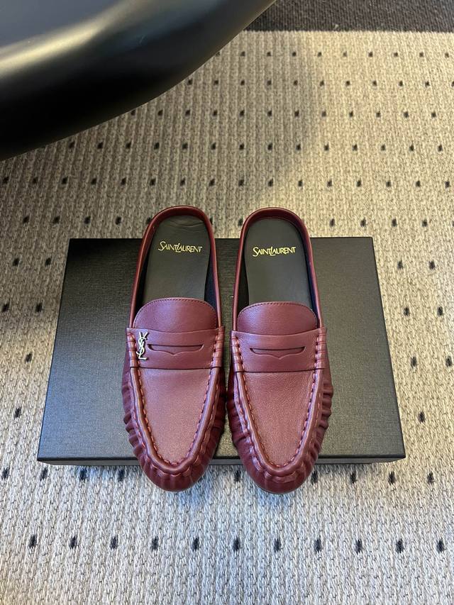 Saintlauren*25Ss秋冬复古质感褶皱乐福半拖鞋 鞋型为低帮平底设计，线条流畅且贴合脚型，兼具通勤与休闲属性。使用漆皮、鳄鱼纹压花皮、反绒麂皮、豹纹马