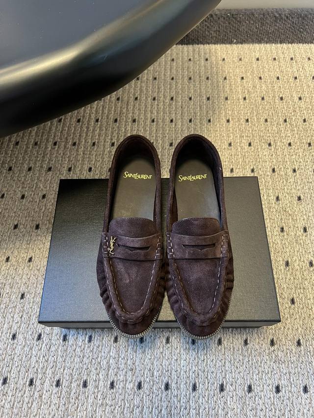 Saintlauren*25Ss秋冬复古质感乐福鞋休闲鞋 鞋型为低帮平底设计，线条流畅且贴合脚型，兼具通勤与休闲属性。使用漆皮、鳄鱼纹压花皮、反绒麂皮、豹纹马毛