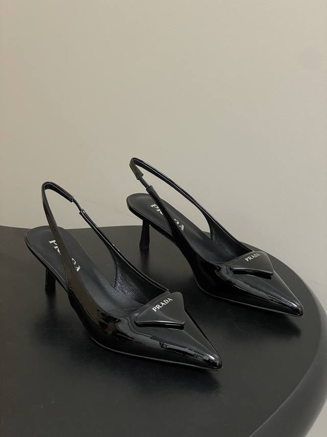prada普拉达经典款三角标扣尖头细高跟后空凉鞋小猫跟凉鞋 绝美尖头跟鞋 时尚界久违的极简之美 经典时尚配色 毫不费力的优雅风来袭 时髦 精致 绝美 包头尖头