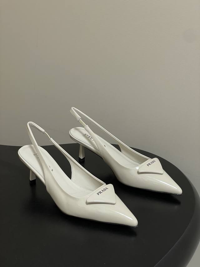 prada普拉达经典款三角标扣尖头细高跟后空凉鞋小猫跟凉鞋 绝美尖头跟鞋 时尚界久违的极简之美 经典时尚配色 毫不费力的优雅风来袭 时髦 精致 绝美 包头尖头
