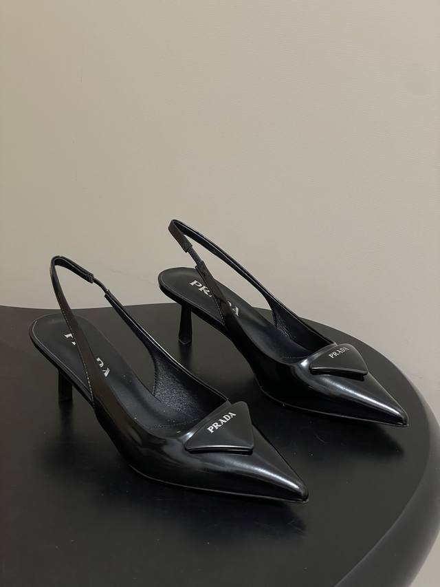 prada普拉达经典款三角标扣尖头细高跟后空凉鞋小猫跟凉鞋 绝美尖头跟鞋 时尚界久违的极简之美 经典时尚配色 毫不费力的优雅风来袭 时髦 精致 绝美 包头尖头