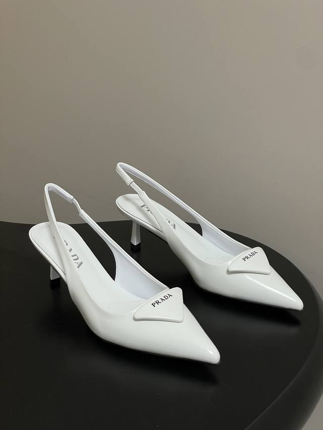 prada普拉达经典款三角标扣尖头细高跟后空凉鞋小猫跟凉鞋 绝美尖头跟鞋 时尚界久违的极简之美 经典时尚配色 毫不费力的优雅风来袭 时髦 精致 绝美 包头尖头