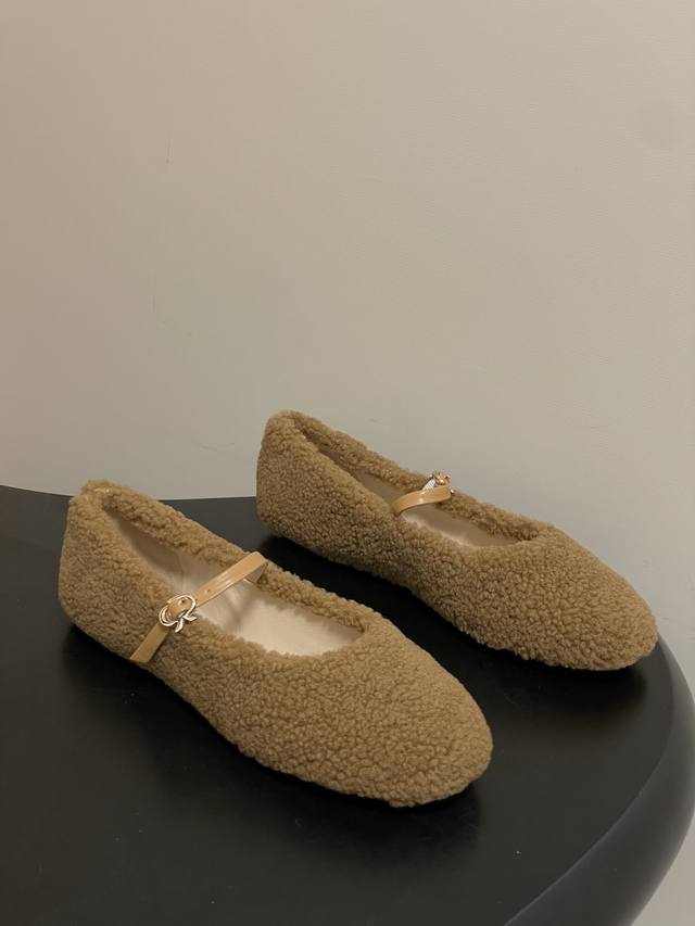 Gianvito Rossi 25秋冬新款 罗西Gr羊羔毛芭蕾舞鞋薄底超软浅口玛丽珍单鞋平底毛毛鞋 当意式手工的矜贵邂逅秋冬的温柔暖意，这双鞋以经典玛丽珍鞋型为