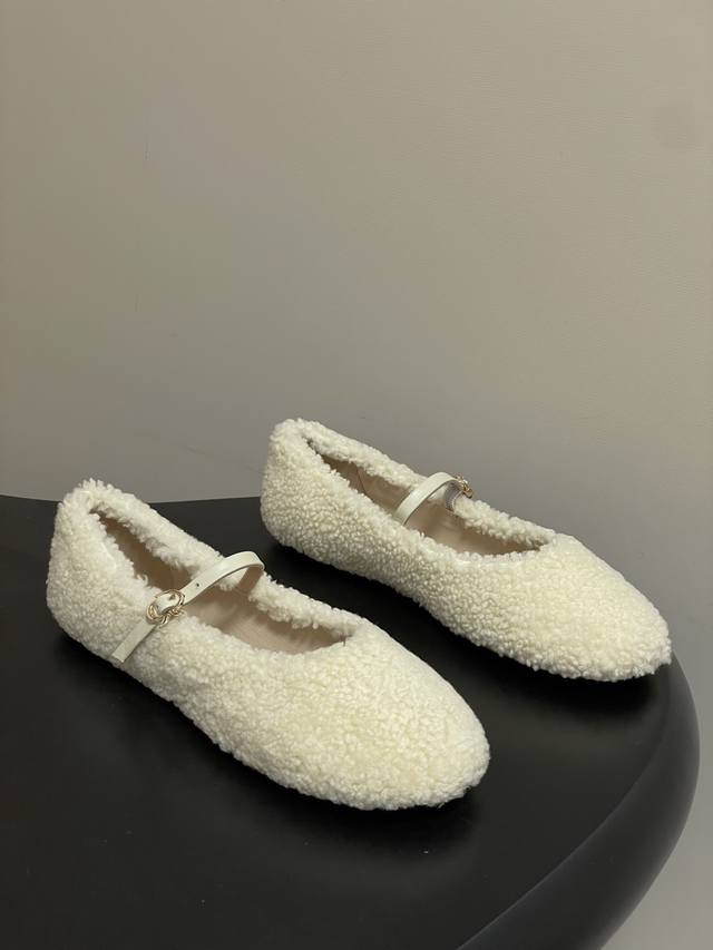 Gianvito Rossi 25秋冬新款 罗西Gr羊羔毛芭蕾舞鞋薄底超软浅口玛丽珍单鞋平底毛毛鞋 当意式手工的矜贵邂逅秋冬的温柔暖意，这双鞋以经典玛丽珍鞋型为