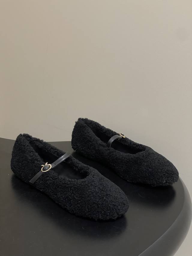 Gianvito Rossi 25秋冬新款 罗西Gr羊羔毛芭蕾舞鞋薄底超软浅口玛丽珍单鞋平底毛毛鞋 当意式手工的矜贵邂逅秋冬的温柔暖意，这双鞋以经典玛丽珍鞋型为