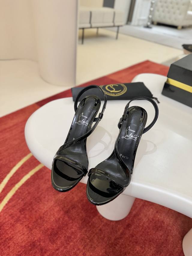 S带光板凉鞋 春夏系列新品登场，创意大胆的鞋履设计尽显前卫态度，焕新都市造型。 Size：34码-43码 34.40.41.42.43定做不退不换，43码20