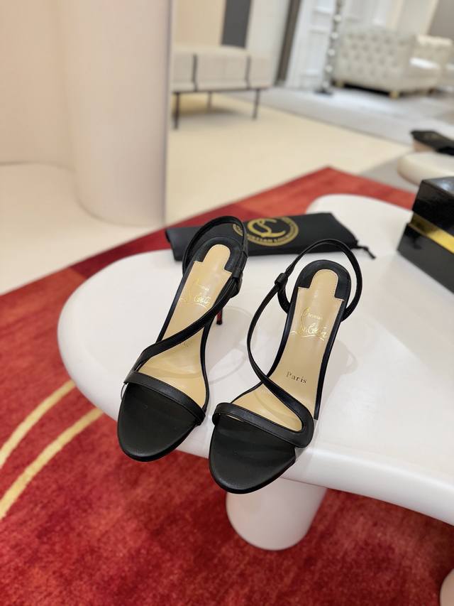 S带光板凉鞋 春夏系列新品登场，创意大胆的鞋履设计尽显前卫态度，焕新都市造型。 Size：34码-43码 34.40.41.42.43定做不退不换，43码20