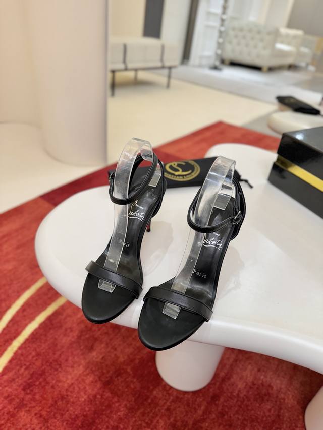 一字带凉鞋W. 在 Loubigirl 中展现女性魅力，重新诠释品牌最具标志性的凉鞋之一 Loubi Queen，其灵感来自 1950 年代的性感女郎。在 Ss