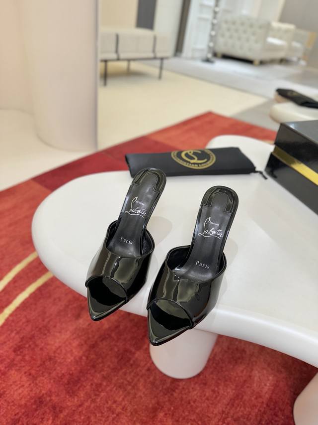 尖头拖W. 这款采用 100毫米的高跟细跟鞋，拥有锥形轮廓，露出标志性的红色 鞋底。 Size：34码-43码 34.40.41.42.43定做不退不换，43码