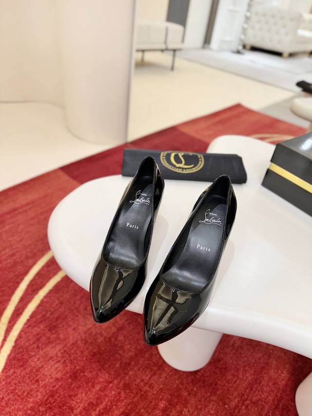 光板单鞋W. 这款优雅的款式拥有杏仁形脚趾和85毫米的雕塑鞋跟，从后部看很纤细，但从侧面看很结构化，显露出一丝Loubi红色。它由黑色牛皮制成，配有色调内衬和软