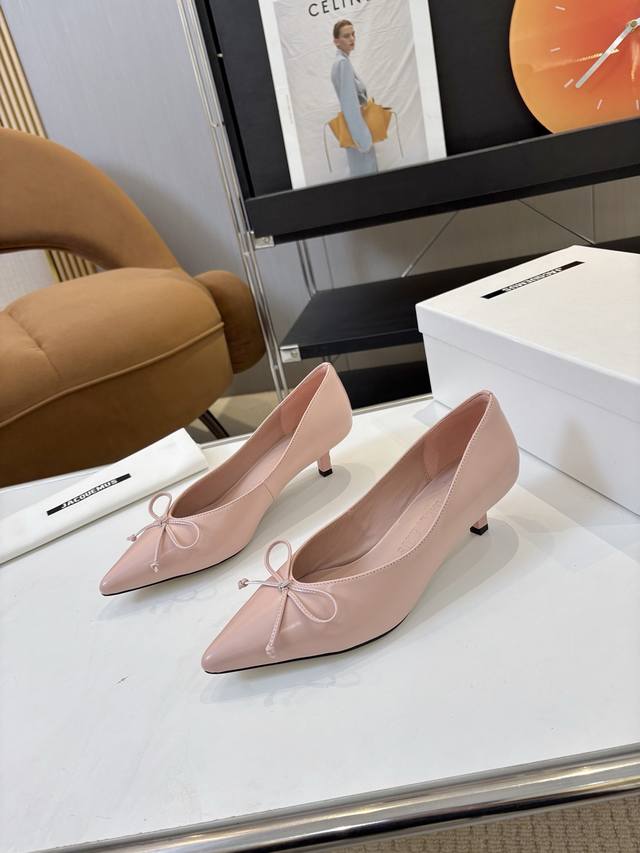 price: 品 牌：Jacqumus 小众潮牌 Jacquemus 2026春夏最火最流行尖头小猫跟后空凉鞋 油光皮，压花皮新颖时尚大方，性感不失优雅，很显脚