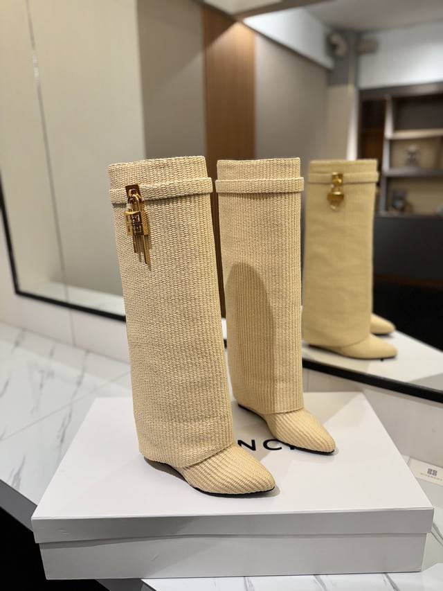 专柜正品级定制版本 Givenchy2025 新款高跟长靴，市面最高版本 纪梵希 锁扣 风靡整个时尚圈 原版开发鞋型超级正 最高还原度鞋型 包裹性非常好 显瘦